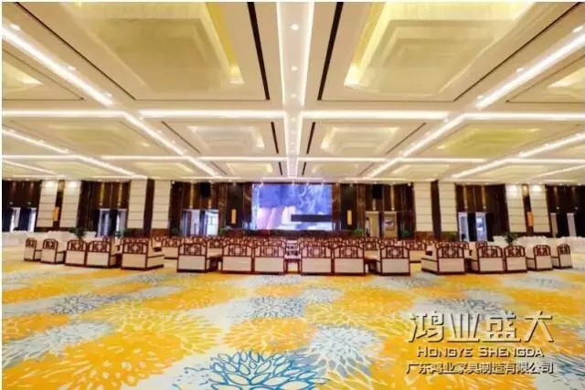 接待沙發(fā)在外觀上給人的印象是“厚實(shí)”,近看有剛毅的氣質(zhì)