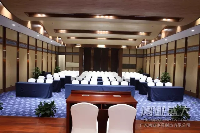 會(huì)議桌椅采用天然生漆,由老師傅手工上漆,這是純木工家具