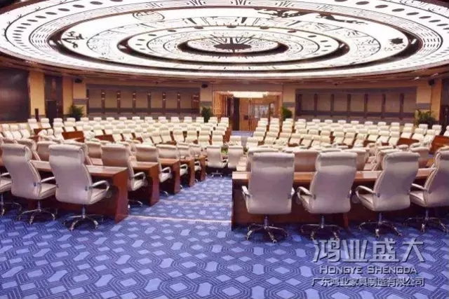 圓桌會(huì)議比較適合董事會(huì)、高層領(lǐng)導(dǎo)會(huì)議、部門(mén)會(huì)議、分組討論這些參與性較強(qiáng)的活動(dòng)。