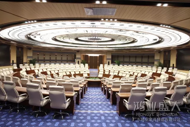 會(huì)議桌椅采用防水和封邊處理測(cè),正常使用多年表面新舊相差無(wú)幾。