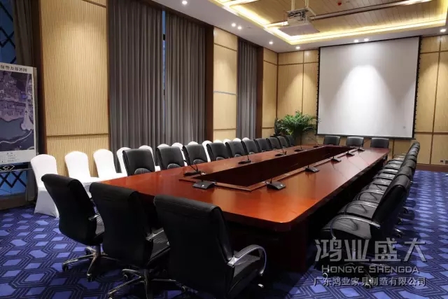 會(huì)議桌表面打磨的平滑無(wú)比,花紋左右上下配對(duì)