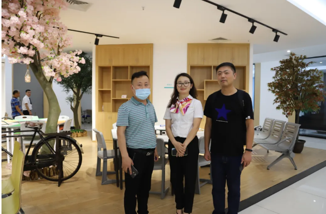 與客戶(hù)合影