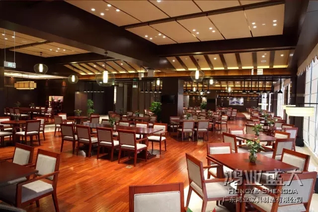 優(yōu)質(zhì)實(shí)木框架,實(shí)木腳,材質(zhì)堅(jiān)硬,鋼性強(qiáng)