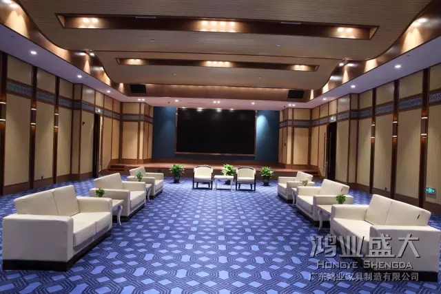 和諧自然的線條,簡(jiǎn)潔的結(jié)構(gòu),實(shí)木寬邊扶手