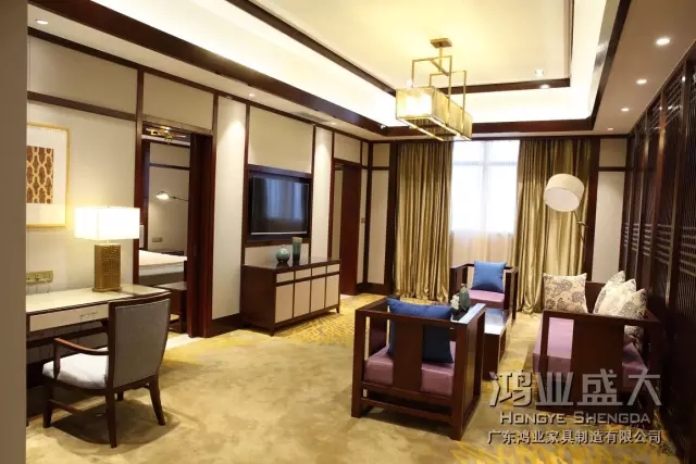 會(huì)客廳里每一件家具就像一首經(jīng)典的老歌,在每一個(gè)流動(dòng)的音符中都蘊(yùn)涵著深深的韻味。