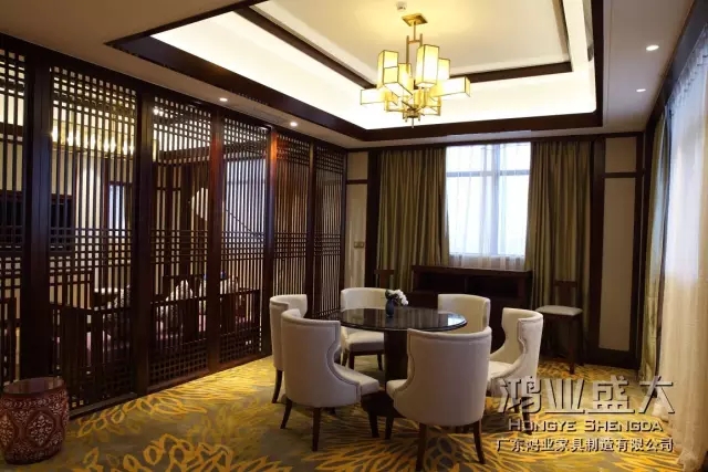 白色椅子讓整個(gè)房間不那么沉悶,寧?kù)o中透著一股素凈