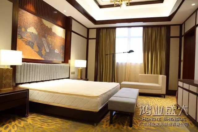 燈光讓臥室有了溫度,祥和的燈光下,是溫暖的福佑,細(xì)細(xì)品味,讓人歡喜為之雀