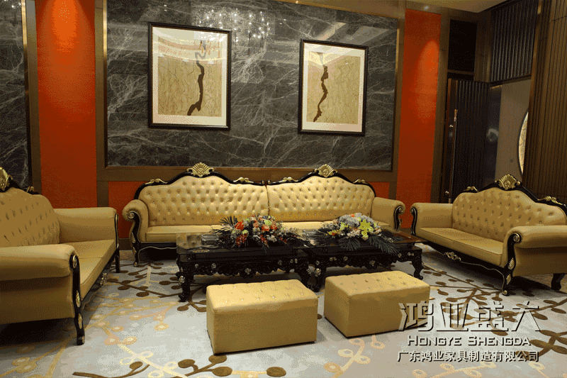 根歐式古典家具的雍容與奢華,藝術(shù)的靈感元素、現(xiàn)代的工藝和實(shí)用的功能結(jié)合得天衣無(wú)縫。