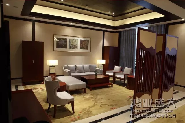 靠背采用進(jìn)口面料制作,手感厚實(shí)