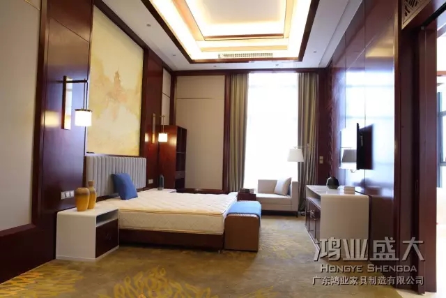 套房的各款家具搭配得熱心細(xì)致,打造溫暖親切的住宿氛圍