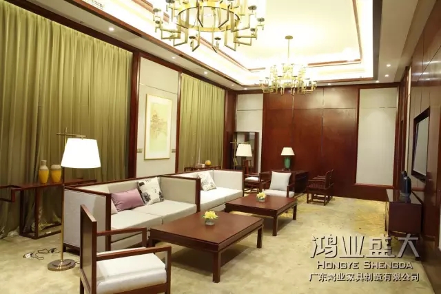 套房裝修和酒店家具搭配得當(dāng),現(xiàn)代的工藝和實(shí)用的功能結(jié)合得天衣無(wú)縫