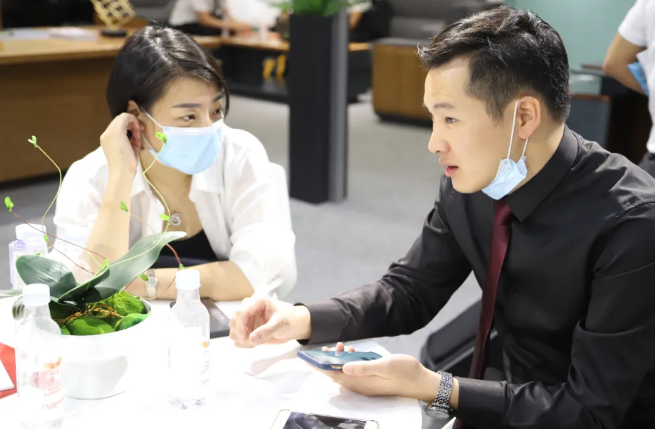 蘭總與客戶(hù)交流