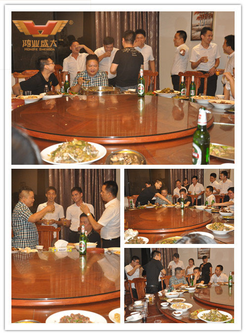 在餐桌上大家相互敬酒,你一杯,我一杯,氣氛很是融洽,當然在氣氛融洽的同時老板為每一位員工一一表達了謝意,感謝為公司的付出,同時為每位員工贈送了一盒月餅。讓員工感受到了老板以及公司對他們的厚愛