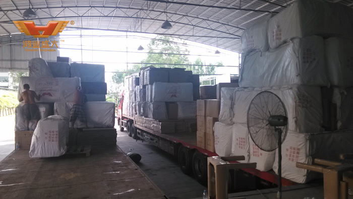 鴻業工作人員正在努力將貨裝車