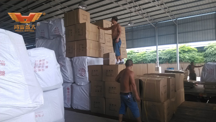 光膀子的鴻業出貨人員