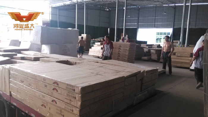 鴻業家具出貨平臺為武漢某駕校裝車現場直擊