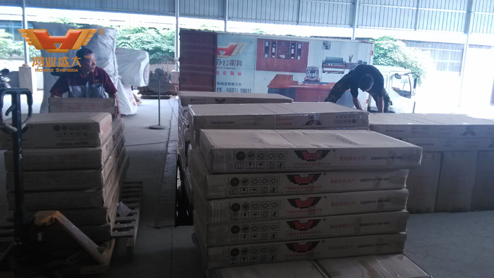 鴻業家具出貨平臺為武漢某駕校裝車現場直擊