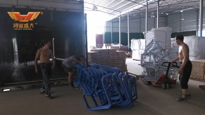 下面是小編今日在鴻業家具出貨平臺拍攝的裝貨現場情況