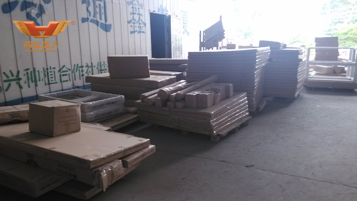 下面是小編今日在鴻業家具出貨平臺拍攝的裝貨現場情況