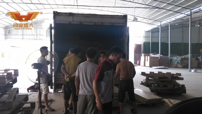 下面是小編今日在鴻業家具出貨平臺拍攝的裝貨現場情況