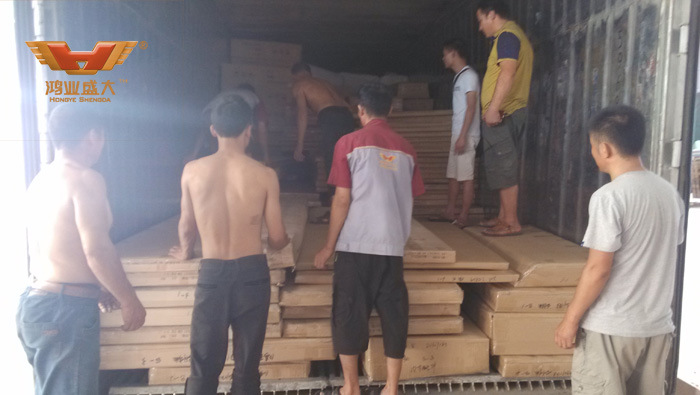 下面是小編今日在鴻業家具出貨平臺拍攝的裝貨現場情況