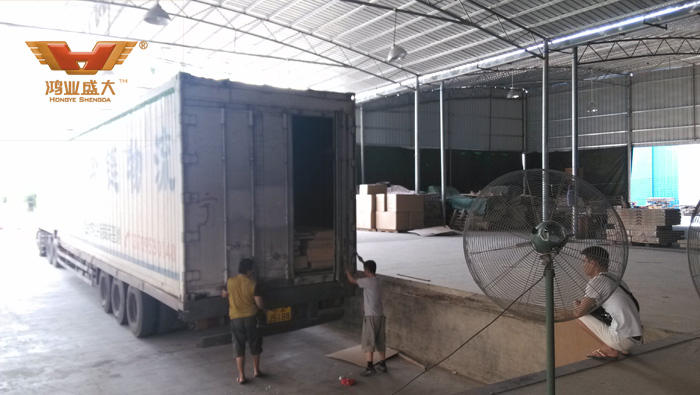 下面是小編今日在鴻業家具出貨平臺拍攝的裝貨現場情況