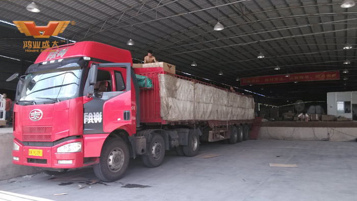    鴻業家具出貨平臺為杜總辦公家具采購項目裝貨現場直擊：