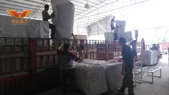    鴻業家具出貨平臺為杜總辦公家具采購項目裝貨現場直擊：