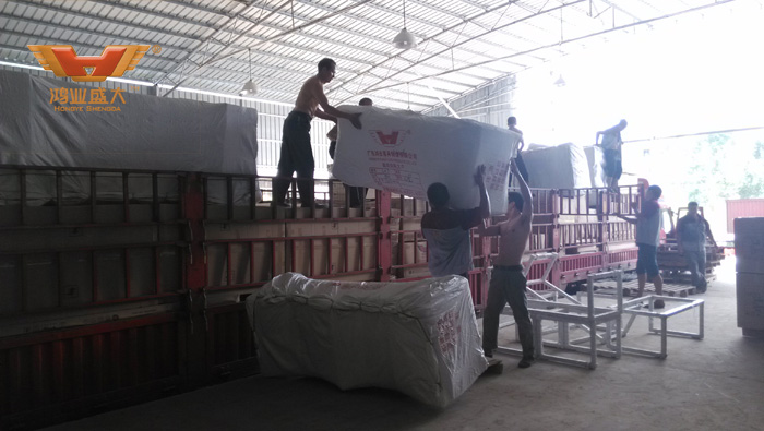    鴻業家具出貨平臺為杜總辦公家具采購項目裝貨現場直擊：