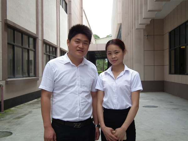  他們是一對夫妻，為了生活，她們微笑著，因為他們知道無論多么困難，多少不公平，沒有什么過不去的坎，也沒有賣不了的家具，因為他們一直堅信著努力就會有結果，用樂觀的生活態度去面對生活，用微笑面對一切的困難！