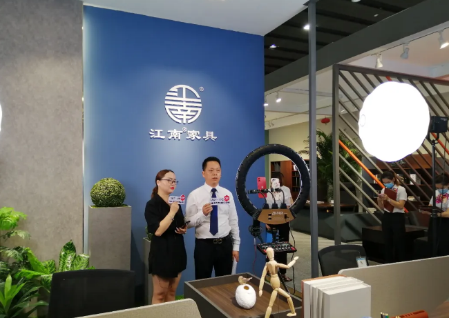 【直擊展會現場】鴻業家具集團線上直播展會盛事，多彩繽紛！