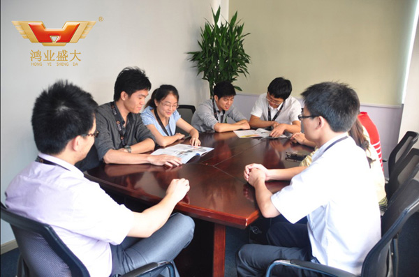 會(huì)議室辦公家具 萬(wàn)戶網(wǎng)絡(luò)佛山分公司小型會(huì)議室配套方案